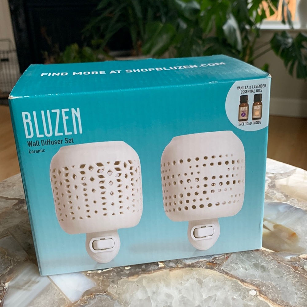 Bluzen Wall Diffuser set of 2 Ceramic  Lavender&Vanilla Essential oil NIB